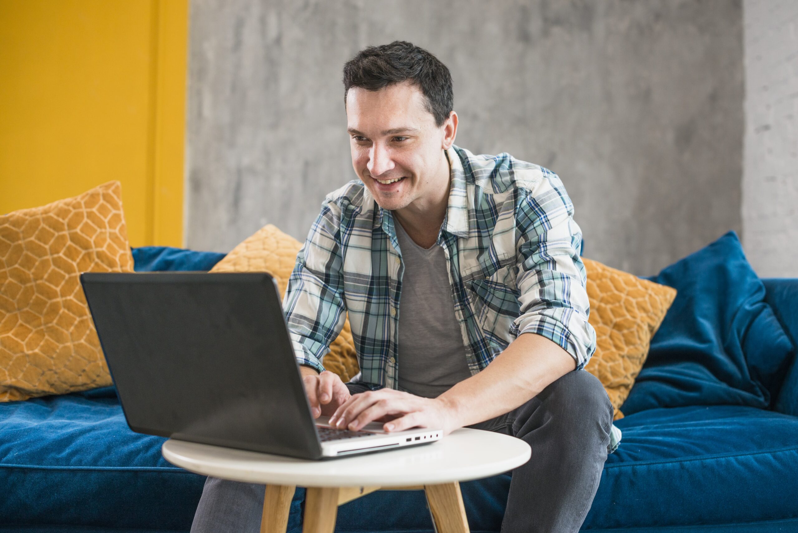 Consumidor em um notebook avaliando a consideração de uma compra