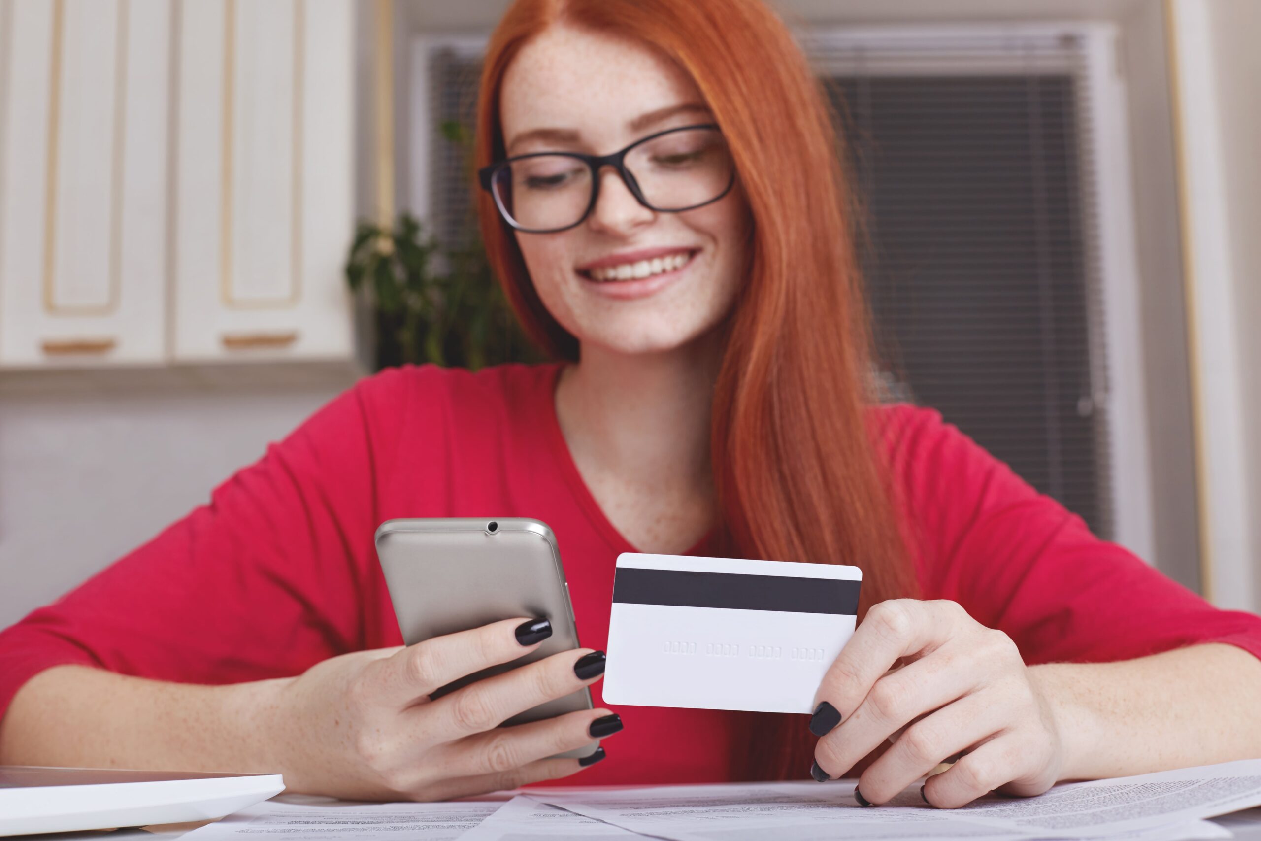Consumidora na etapa de decisão de compra