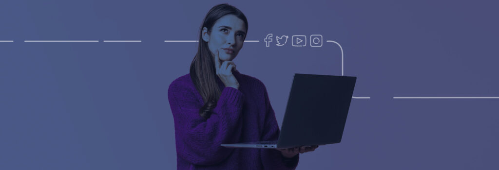 Mulher segurando notebook para representar a Presença Digital